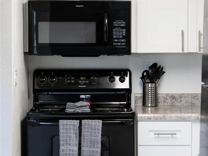 108 Fully Furnished 1br Suite-prime Location
